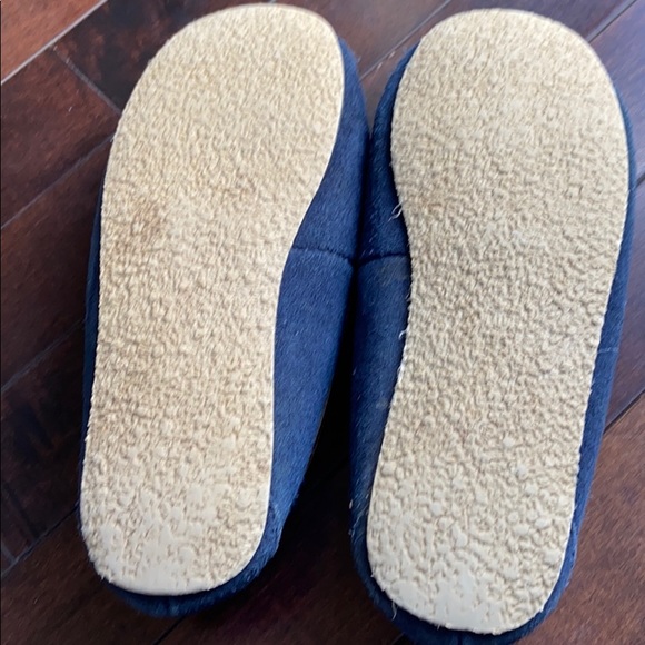 Minnetonka boys slippers size 6 - Picture 2 of 4